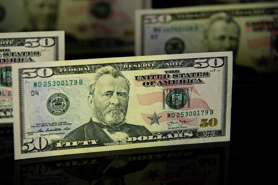 Gold Plunges, Central Banks Diverge: A Global Monetary Crossroads?